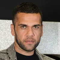 1 ano após ser solto, Daniel Alves muda de cidade, se reaproxima da ex-esposa e ainda joga futebol