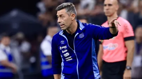 Pedro Caixinha técnico do Santos durante partida contra o Corinthians no estádio Arena Corinthians pelo campeonato Paulista 2025.