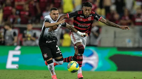 Bruno Henrique jogador do Flamengo disputa lance com Matheuzinho – Foto: Thiago Ribeiro/AGIF