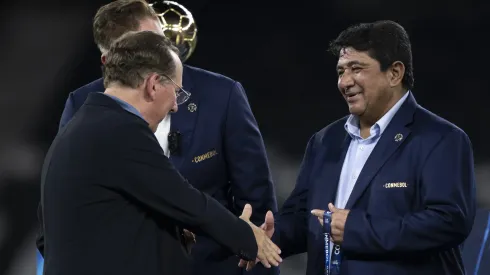 John Textor dono da saf do Botafogo cumprimenta Ednaldo Rodrigues presidente da CBF após partida no estádio Engenhão pelo campeonato Recopa Sul-americana 2025. Foto: Jorge Rodrigues/AGIF