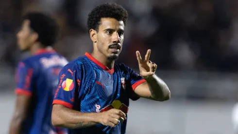 Lucas Evangelista jogador do Bragantino comemora seu gol durante partida contra o Ponte Preta no estádio Moises Lucarelli pelo campeonato Paulista 2025.