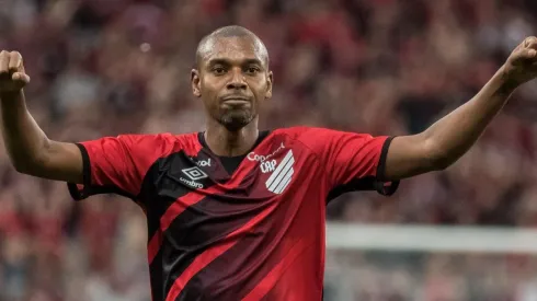 Foto: Robson Mafra/AGIF – Fernandinho disputou as duas finais de Libertadores pelo Furacão, em 2005 e em 2022.