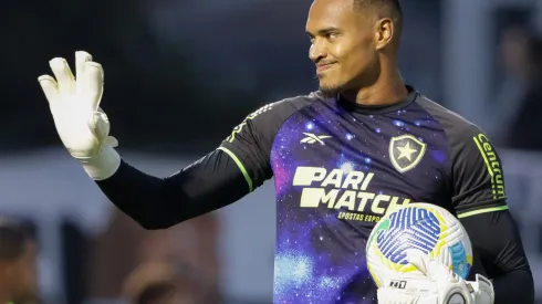 John goleiro do Botafogo durante partida contra o Bragantino no estádio Nabi Abi Chedid pelo campeonato Brasileiro A 2024. Foto: Joisel Amaral/AGIF