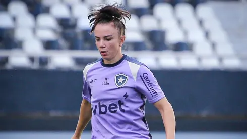 Rita Bove, nova meia do Botafogo abriu o coração sobre preconceito na modalidade feminina e desafios