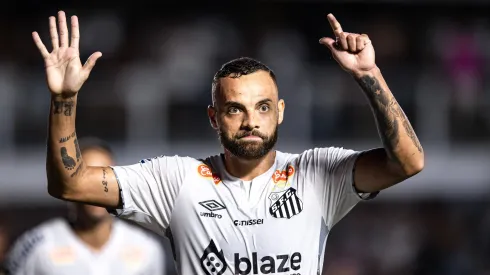 Guilherme jogador do Santos comemora seu gol durante partida contra o Noroeste no estádio Vila Belmiro pelo campeonato Paulista 2025.