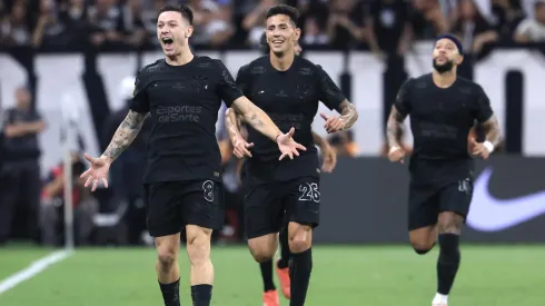Garro jogador do Corinthians comemora seu gol durante partida contra o Santos no estádio Arena Corinthians pelo campeonato Paulista 2025.