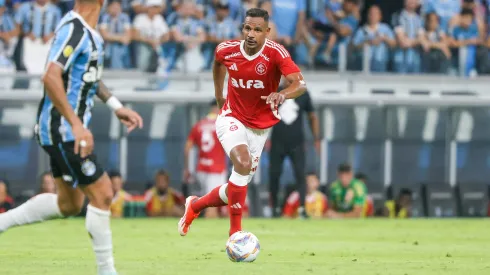 Fernando em ação nas quatro linhas frente ao Grêmio, pelo Gauchão.