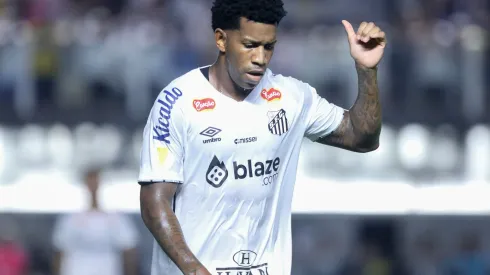 Gil jogador do Santos durante partida contra o Bragantino no estádio Vila Belmiro pelo campeonato Paulista 2025. Foto: Reinaldo Campos/AGIF