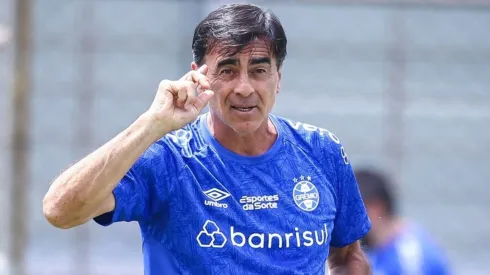 Gustavo Quinteros, técnico do Grêmio, durante treino do elenco no CT – Foto: Lucas Uebel/Gremio FBPA