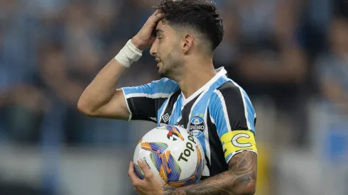 Villasanti jogador do Grêmio lamenta durante partida contra o Internacional no estádio Arena do Grêmio pelo campeonato Gaúcho 2025. Foto: Liamara Polli/AGIF