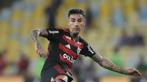 Eick Pulgar pelo Flamengo em partida diante do Vasco. Foto: Maxi Franzoi/AGIF (via AP)