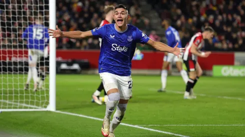 BRENTFORD, ENGLAND – FEBRUARY 26: Carlos Alcaraz of Everton celebrates after Jake O'Brien of Everton (not pictured) scores his team's first goal during the Premier League match between Brentford FC and Everton FC at Brentford Community Stadium on February 26, 2025 in Brentford, England. (Photo by Richard Heathcote/Getty Images)