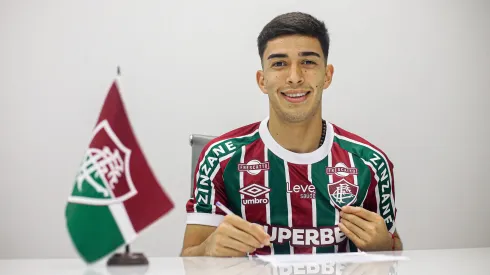 Lezcano com a camisa do Fluminense — Foto: Lucas Merçon/FFC