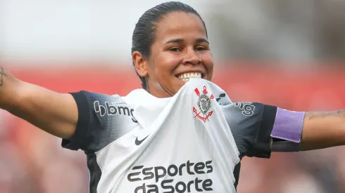 Vic Albuquerque jogadora do Corinthians comemora gol de Duda Sampaio durante partida contra o Palmeiras no estádio Canindé pelo campeonato Brasileiro A Feminino 2024.