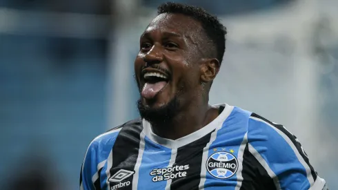 Ex-Internacional, Edenilson pode começar o jogo pelo meio do Grêmio
