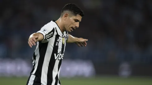 Savarino, jogador do Botafogo, lamenta durante partida contra o Racing-ARG, pela Recopa Sul-Americana. Foto: Jorge Rodrigues/AGIF.
