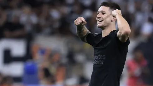 Garro, jogador do Corinthians, comemora seu gol durante partida contra o Santos no estadio Arena Corinthians pelo campeonato Paulista 2025. Foto: Marcello Zambrana/AGIF