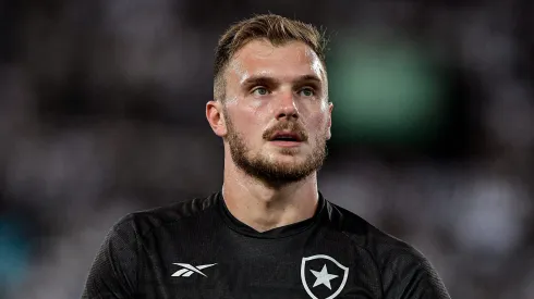 Lucas Perri, ex-goleiro do Botafogo, durante partida válida pelo Campeonato Brasileiro de 2023. Foto: Thiago Ribeiro/AGIF.
