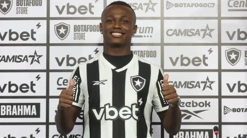 Nathan Fernandes durante apresentação no Botafogo – Foto: Vitor Silva/Botafogo