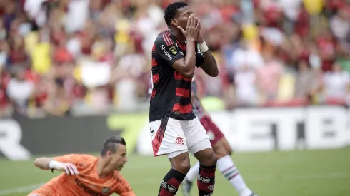 Plata jogador do Flamengo disputa lance com Fabio jogador do Fluminense. Foto: Alexandre Loureiro/AGIF