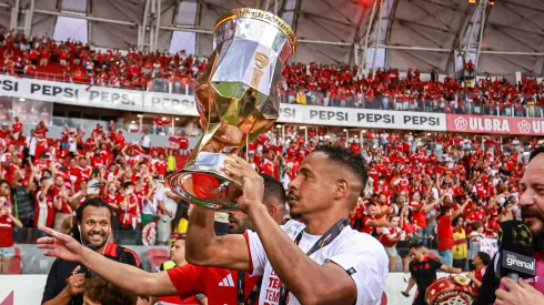 Fernando jogador do Internacional comemora o título após a partida contra o Grêmio – Foto: Maxi Franzoi/AGIF