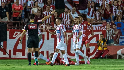Jogadores do Náutico contestam a arbitragem na partida diante do América-RN. Foto: Sipa US / Alamy Stock Photo