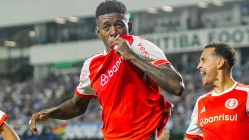 Vitão comemorando pelo Internacional no Brasileirão 2024 – Foto: Lucas Gabriel Cardoso/AGIF