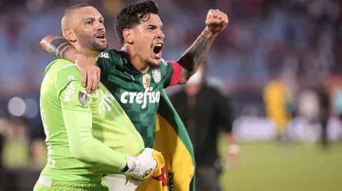 Weverton e Gustavo Gómez comemorando título da Copa Libertadores. Foto: Ettore Chiereguini/AGIF