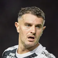 Vegetti contesta informação de jornalista em coletiva no Vasco: “Tem que respeitar”