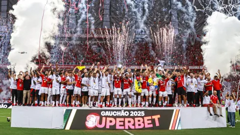 Jogadores do Internacional comemoram título de campeão durante cerimônia de premiação – Foto: Maxi Franzoi/AGIF