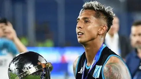 Almendra comemorando o título da Copa Sul-Americana 2024 após o Racing vencer o Cruzeiro. Foto: Christian Alvarenga