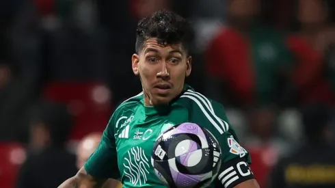 Roberto Firmino, atacante do Al Ahli – Foto: Yasser Bakhsh/Getty Images