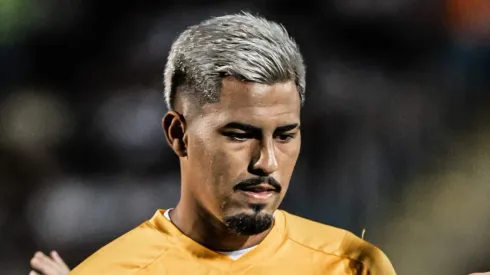 Ivonei, meia ex-Santos, atualmente no Al-Bataeh