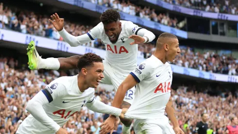 – Jogadores celebrando o gol do Tottenham