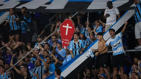 Torcida do Grêmio durante partida contra Internacional no estádio Arena do Grêmio pelo campeonato Gaúcho 2025.