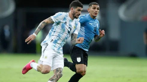 Rodrigo De Paul com a posse de bola na partida entre Argentina e Uruguai. Foto: pressinphoto/Sipa USA / Alamy Stock Photo