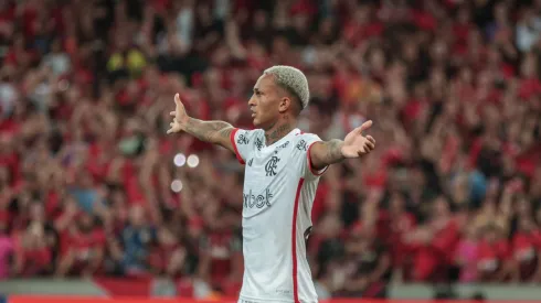 Wesley jogador do Flamengo durante partida contra o Athletico-PR no estádio Arena da Baixada pelo campeonato Brasileiro A 2024. Foto: Robson Mafra/AGIF