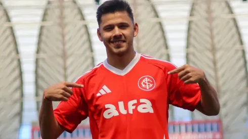 Óscar Romero durante apresentação no Internacional – Foto: Ricardo Duarte/Internacional