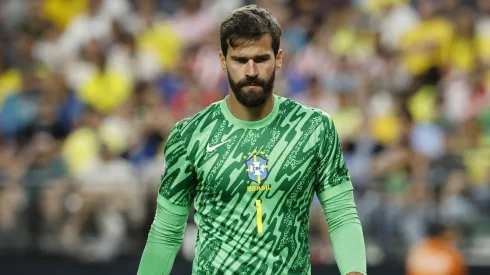 Alisson ainda não repetiu as atuações do Liverpool na Seleção (Photo by Kevork Djansezian)