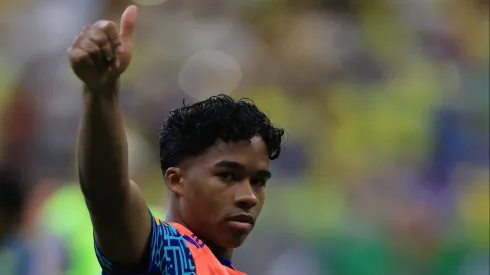 Torcida do Palmeiras pede mais oportunidades para Endrick.