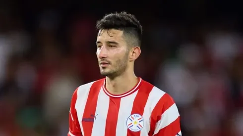 Villasanti, volante do Grêmio e da Seleção Paraguaia – Foto: Fran Santiago/Getty Images