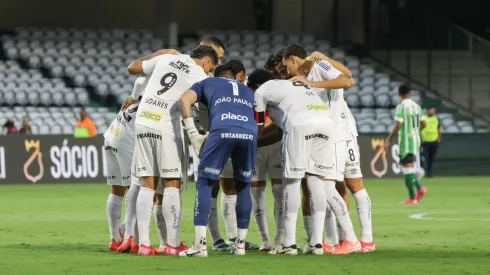 Jogadores do Santos – Foto: Robson Mafra/AGIF