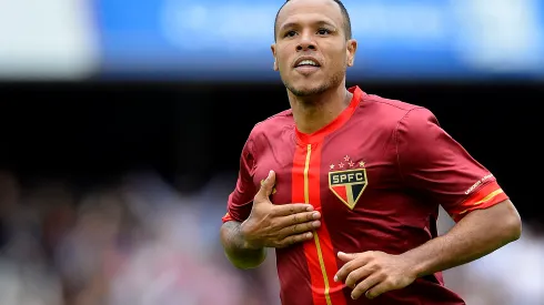 Luis Fabiano, ex-atacante do Sao Paulo comemora seu gol durante partida contra o Vasco pelo Campeonato Brasileiro A 2015 no estadio do Morumbi .