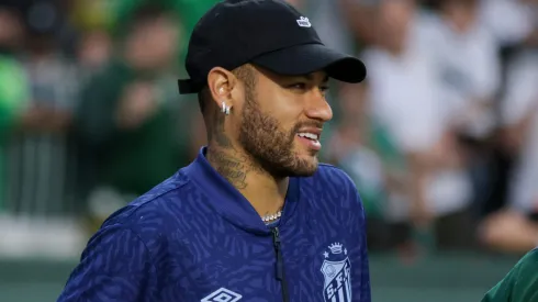 Neymar durante partida amistosa entre Coritiba e Santos, no Estádio Couto Pereira.