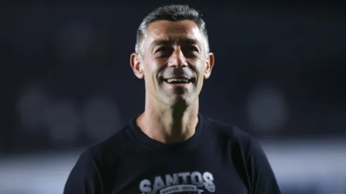 Pedro Caixinha técnico do Santos antes da partida contra o Bragantino no estádio Vila Belmiro pelo campeonato Paulista 2025. Foto: Reinaldo Campos/AGIF