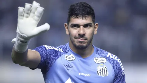 João Paulo jogador do Santos durante aquecimento antes da partida contra o Botafogo-SP. Foto: Reinaldo Campos/AGIF