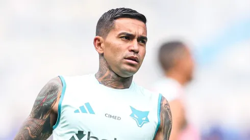 Dudu, jogador do Cruzeiro durante aquecimento antes da partida contra o Betim no estadio Mineirao pelo campeonato Mineiro 2025. Foto: Gilson Lobo/AGIF