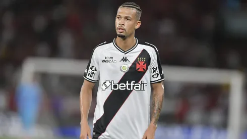 João Victor jogador do Vasco durante partida contra o Flamengo no estádio Engenhão pelo campeonato Carioca 2025.