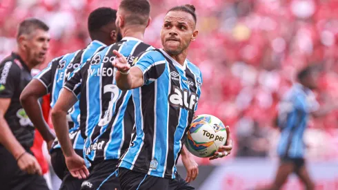 Braithwaite, comemorando gol pelo Grêmio. Maxi Franzoi/AGIF