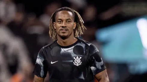 Carrillo durante aquecimento da partida de ontem (27)